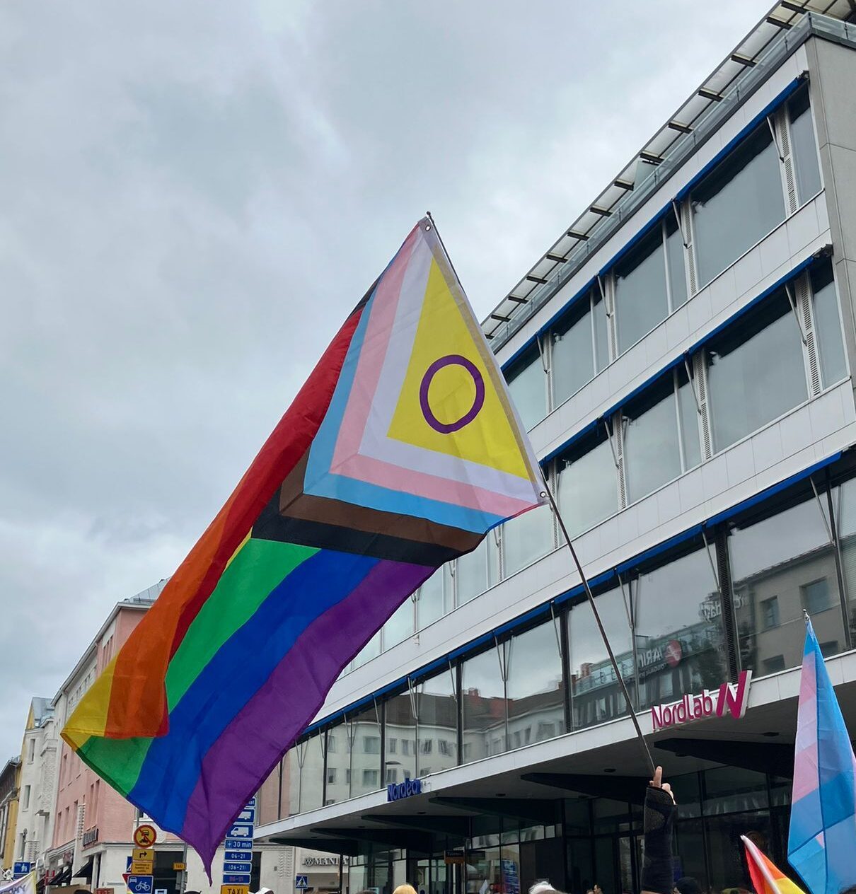 oulupride3 pridelippu kerrostalon edessä