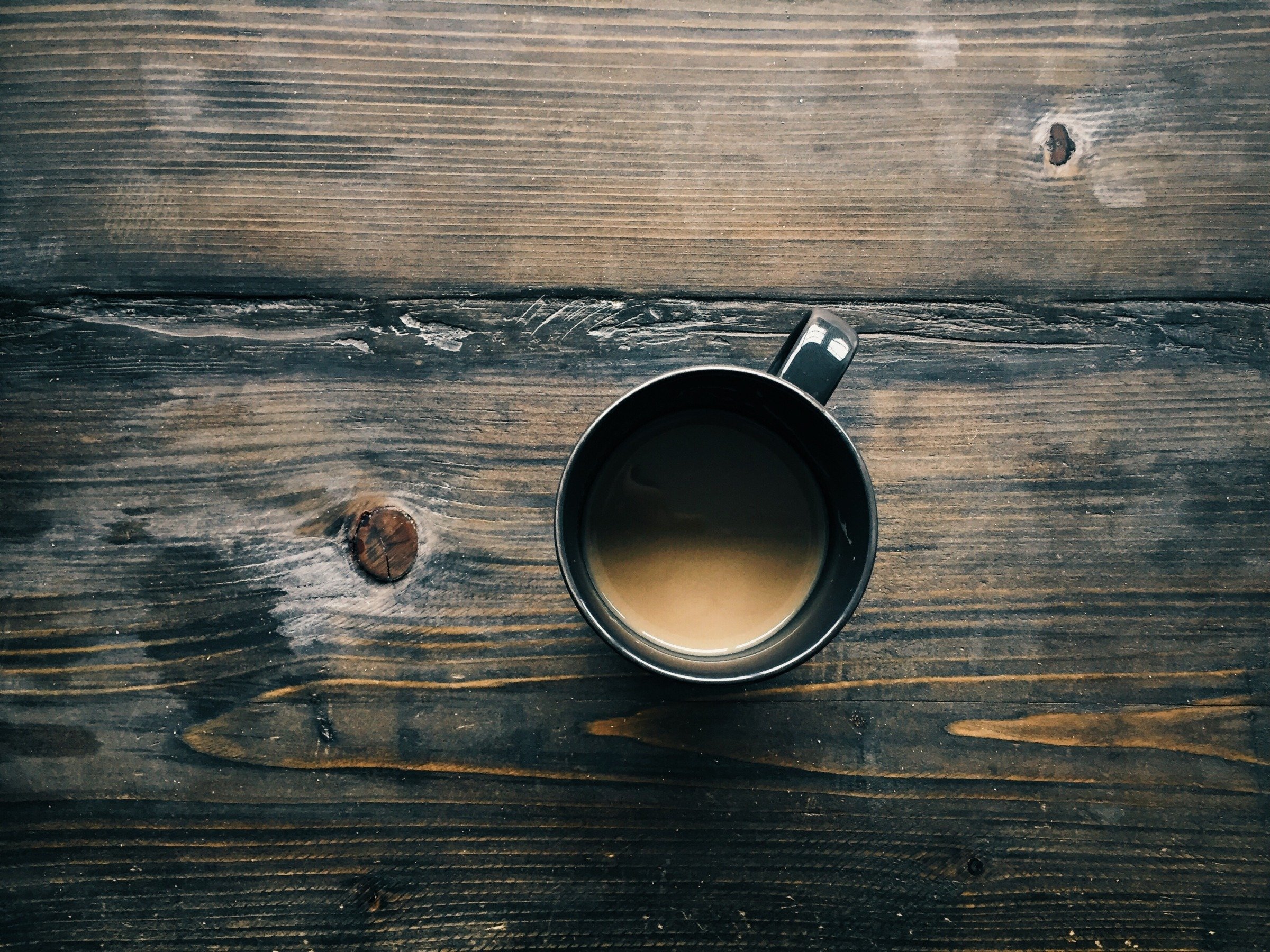 table-coffee-light-wood-white-texture-677376-pxhere.com maitokahvia mustassa mukissa tummanruskealla pöydällä